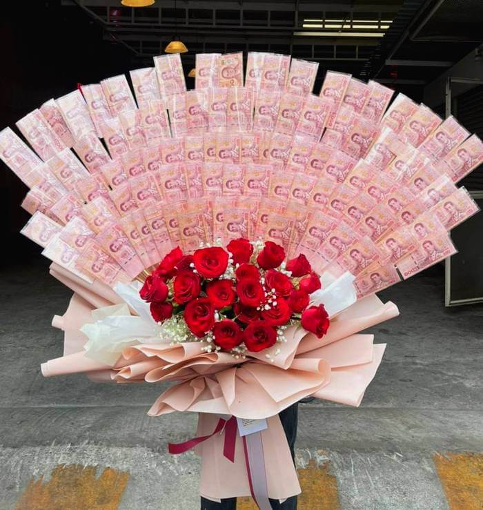 Bouquets of flowers and money - a new trend in flower delivery in Thailand