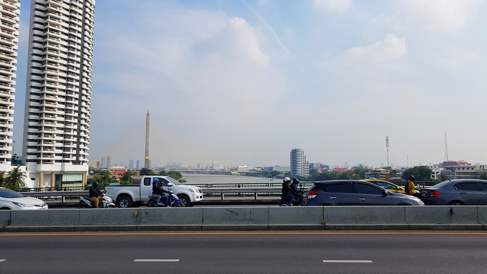 Several large bridges allow us to deliver flowers in Bangkok along the Chao Phraya River